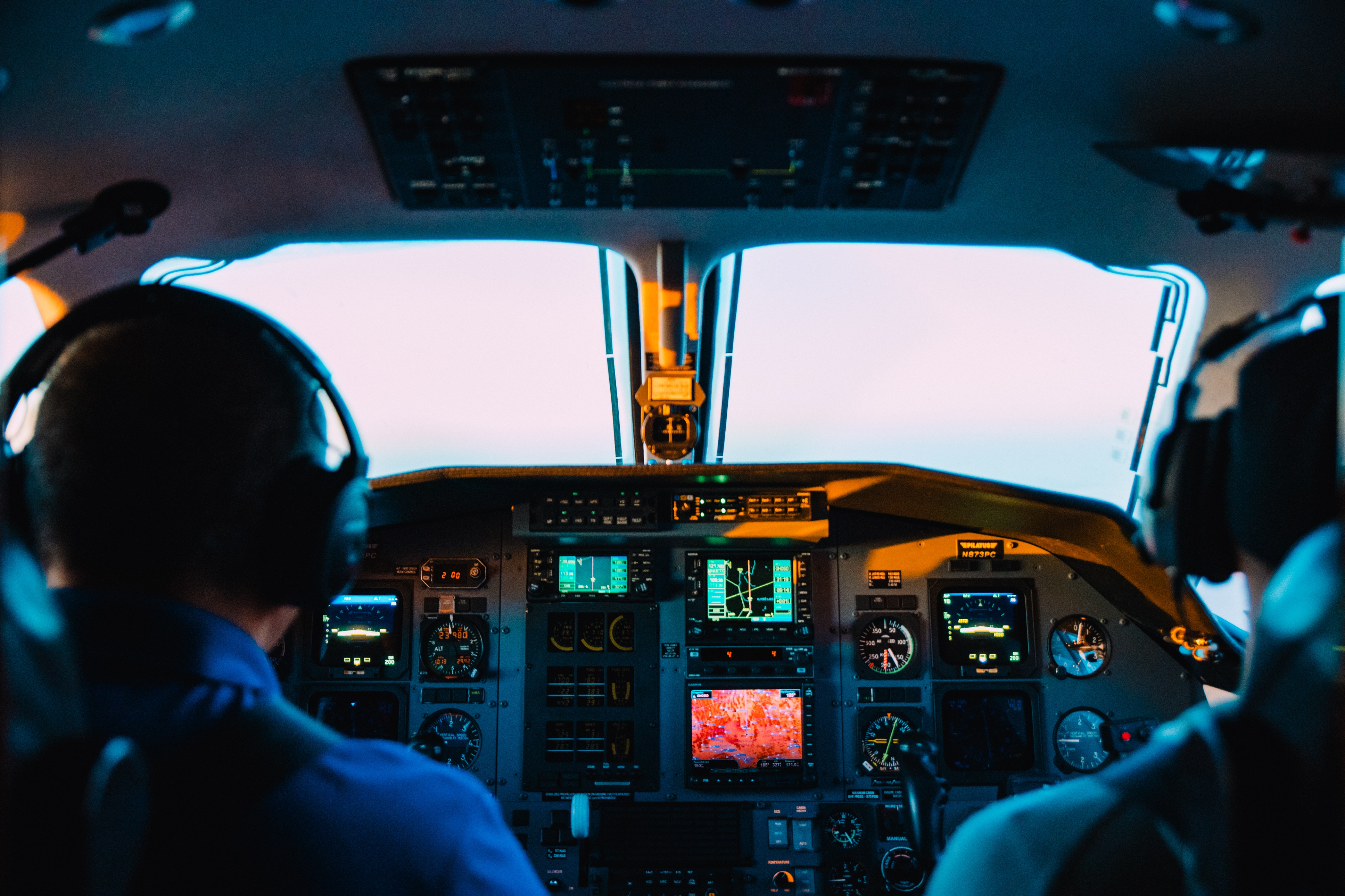 Телефон во время полета в самолете. Боинг 737-800 кабина пилотов. Боинг 767 Cockpit. Суперджет 100 кабина пилотов. Кабина самолета Боинг 767.